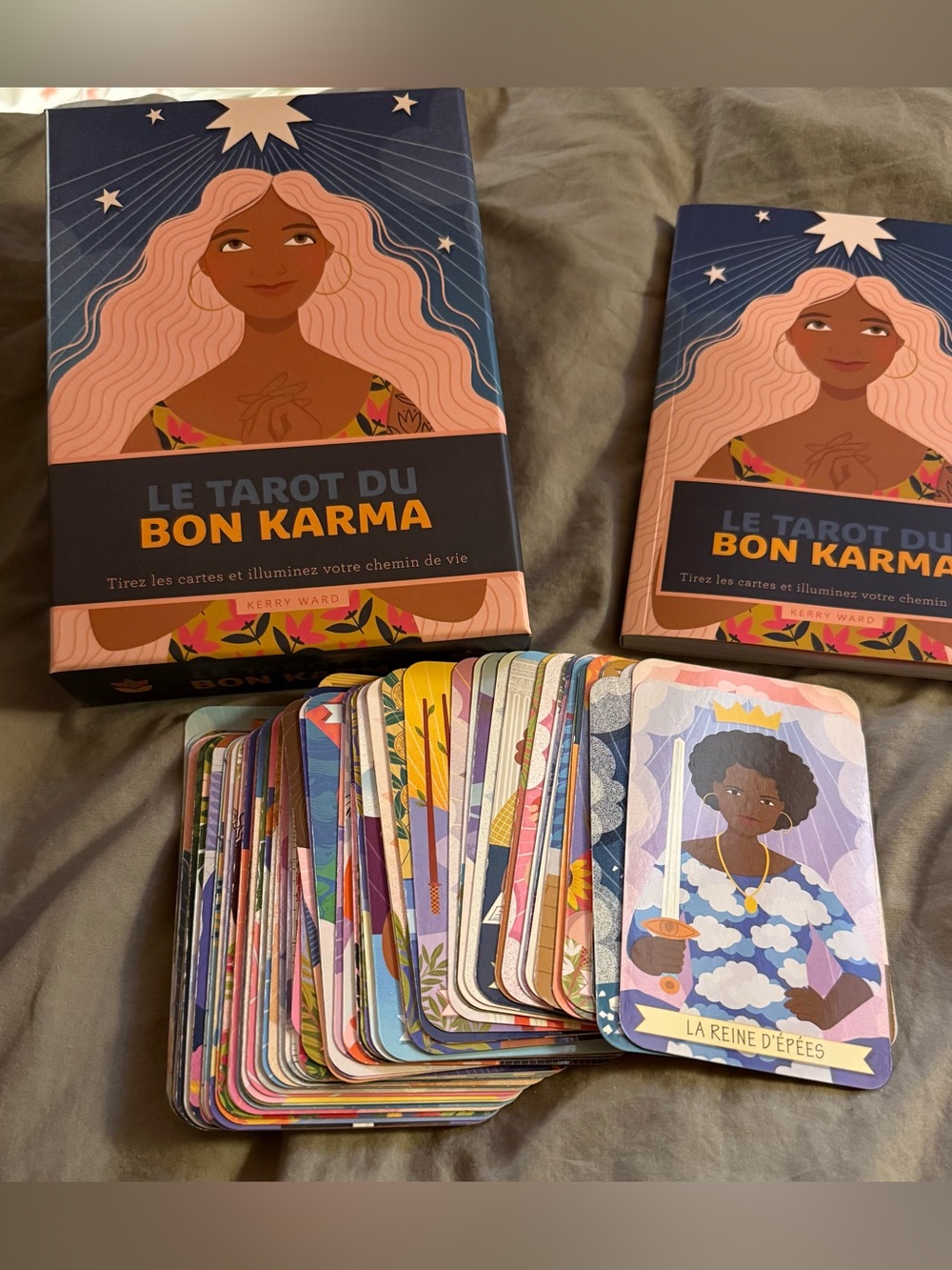 Le Tarot du Bon Karma Tarot Deck - Colorful Illustrated Cards. (French card)